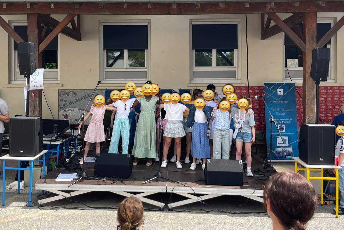 classe sur scène - fête du groupe scolaire SLNDBA
