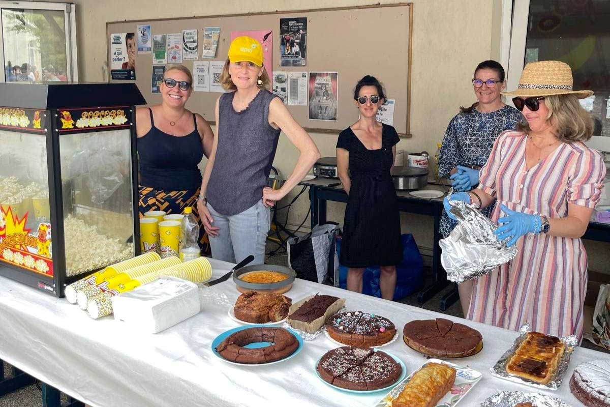 stands alimentaires gâteaux - fête du groupe scolaire SLNDBA